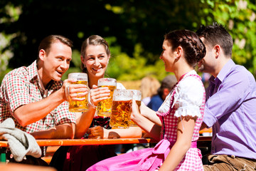 Im Biergarten - Freunde trinken Bier