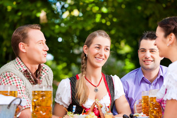 Wall Mural - Im Biergarten - Freunde trinken Bier