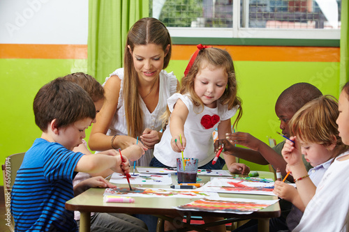 Fotografía Kinder Malen mit Erzieher im Kindergarten