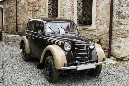 Plakat na zamówienie retro car Moskvitch on the stone pavers