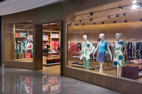 Fotografía Boutique display window with mannequins in fashionable dresses