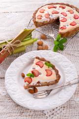 Leinwandbilder - rhubarb cakes with meringue and almonds