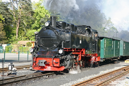 klasyczna-czarno-czerwona-lokomotywa-parowa