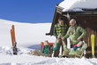 Italien,Südtirol,Seiseralm,Personen vor der Blockhütte,mit Sektgläsern