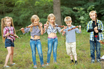 Wall Mural - Portrait of children on vacation with a kebab