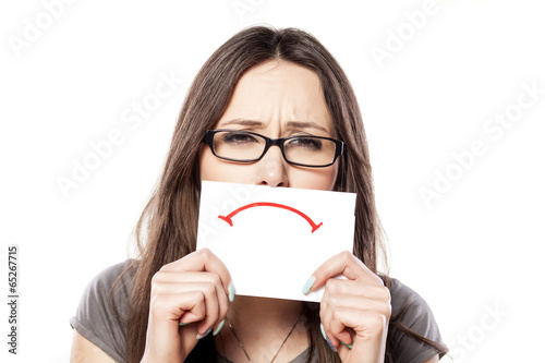 Fotografía Muchacha triste con una triste sonrisa dibujada en un papel