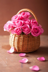 Fotomurales - beautiful pink roses bouquet in basket