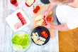 © Spectral-Design - Junger mann bereitet ein Sandwich zu