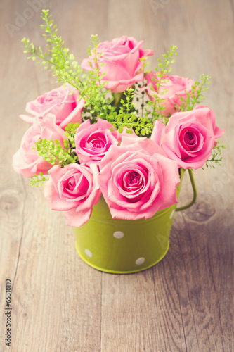 Naklejka dekoracyjna Beautiful rose flower bouquet on wooden background