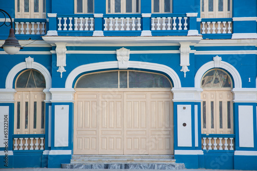 Naklejka na szybę Blue colonial building, Cuba