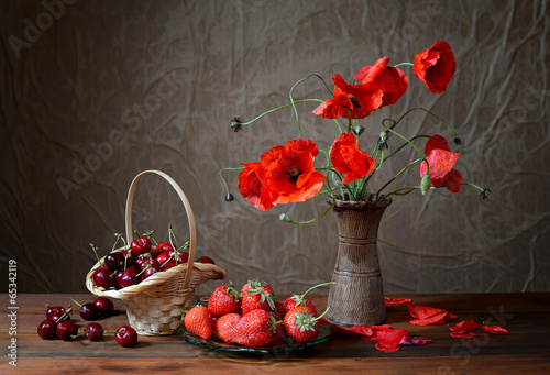 Fotografía Poppy in a ceramic vase, cherries and strawberries