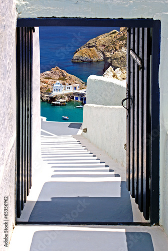 Naklejka na drzwi Tradycyjna architektura wioski Oia na wyspie Santorini, Grecja