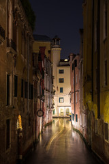 Canvas Print - Narrow canal in Venice at night