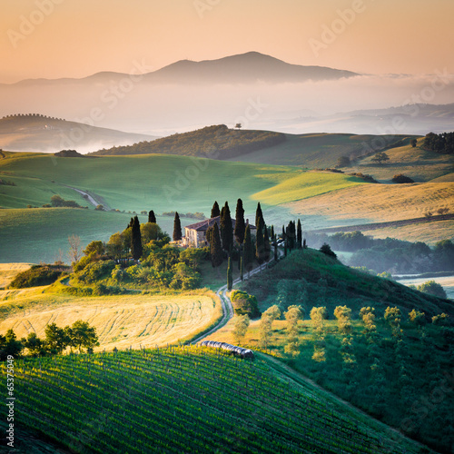 Mattino in Toscana, paesaggio e colline - 65375049