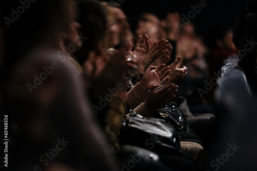 Fotografía Audience clapping their hands