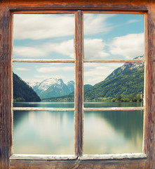 Naklejka widok na jezioro górskie z chatki