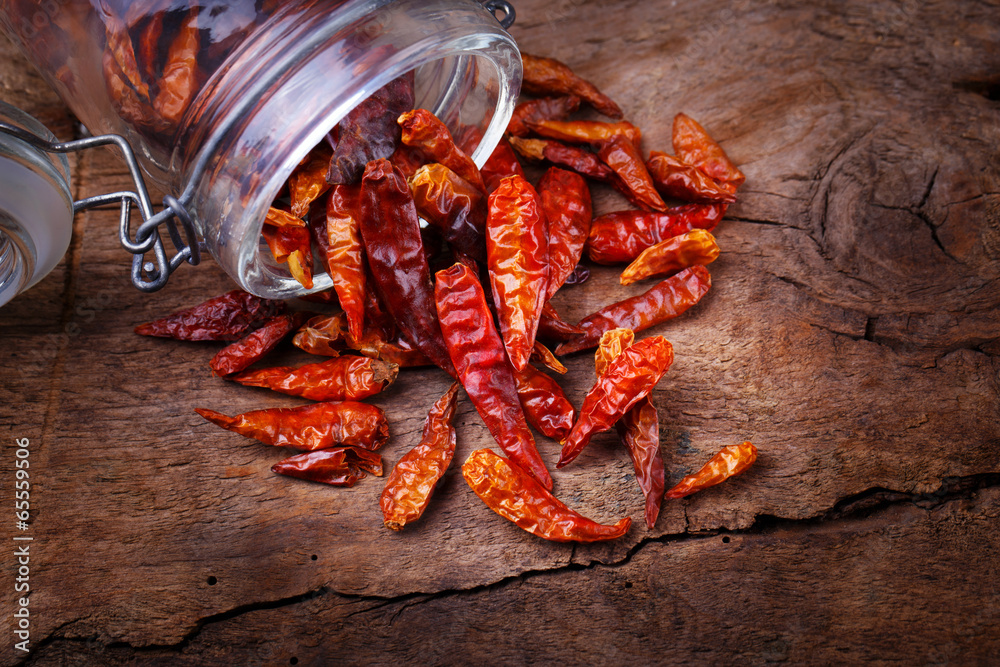 suszone-papryczki-chili-na-drewnianym-tle
