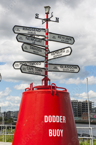 Boje mit Städte- und Distanzangaben in Dublin Poster