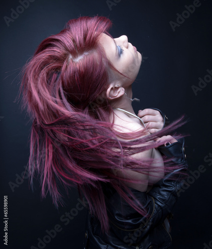 Fototapeta do kuchni Jeune femme rousse cheveux dans le vents