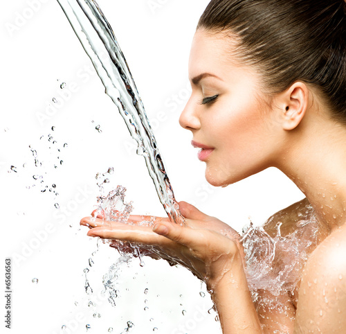 Nowoczesny obraz na płótnie Beautiful model woman with splashes of water in her hands