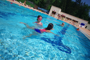 fillette à la piscine - saint pierre de chartreuse