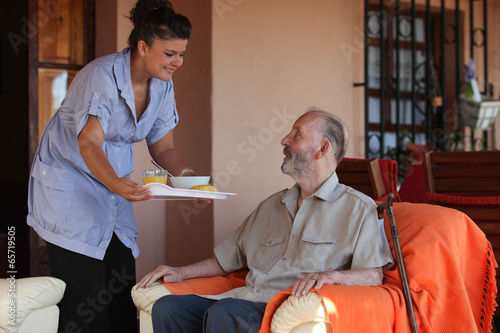 Fotografía Enfermera o ayudante en alimentos dar hogar residencial para hombre mayor