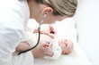 © RioPatuca Images - Kinderkrankenschwester mit Stethoskop an Baby