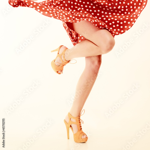 Fotografering  Pinup style. Sexy female legs in dance.