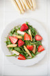 Salat mit Spargel und Erdbeeren