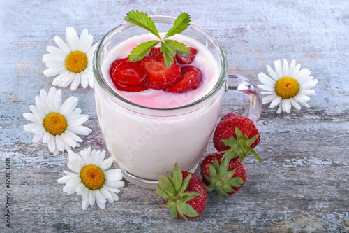 Fototapeta do kuchni Fresh yogurt with strawberries on a rustic table