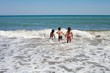 fala Morze Śródziemne Hiszpania plaża dzieci zabawa skakanie