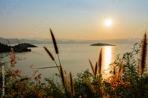 Plakat na zamówienie piękne jezioro o zachodzie słońca