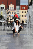 Fototapeta  - Dziewczyna, fontanna i kolarz.