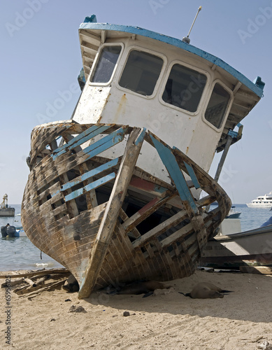 Naklejka na drzwi Abandoned ship