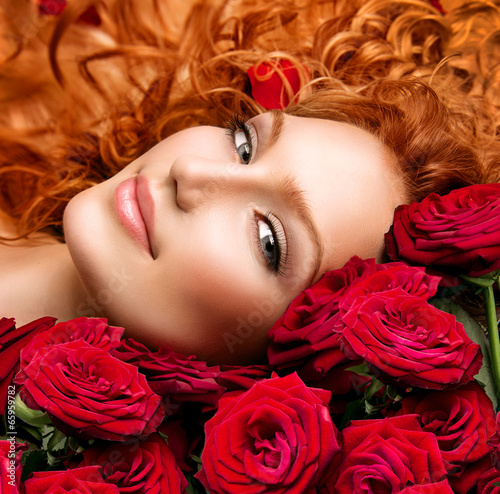 Naklejka - mata magnetyczna na lodówkę Woman with permed red hair and beautiful red roses