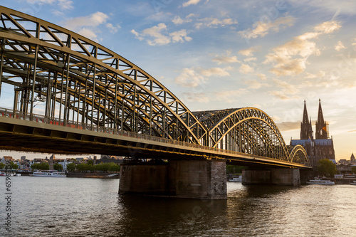 Fotografía Cologne Cathedral and hohenzollern Bridge at Sunset