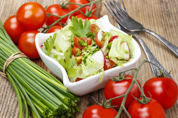 Canvas Print - Bowl of fresh salad on rustic wooden table