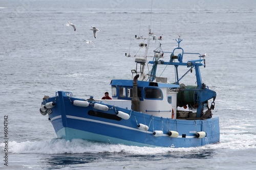 Fototapeta dla dzieci chalutiers navigant en mer d'iroise,bretagne