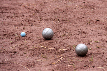 Zwei Boule oder Boccia Kugeln