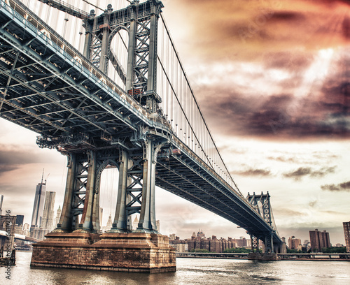 Fototapeta dla dzieci Dusk colors of the sky over magnificent Manhattan Bridge