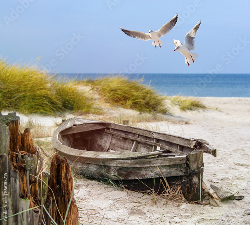 Nowoczesny obraz na płótnie altes Fischerboot, Möwen, Strand und Meer