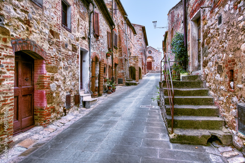 Naklejka na drzwi Narrow street inMontefellonico