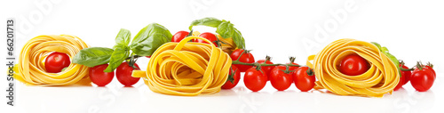 Fotografía Raw homemade pasta and tomatoes, isolated on white
