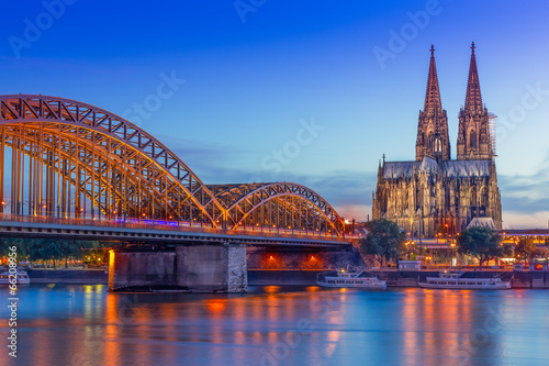 Fotografía Kölner Dom und bei Nacht Hohenzollernbrücke