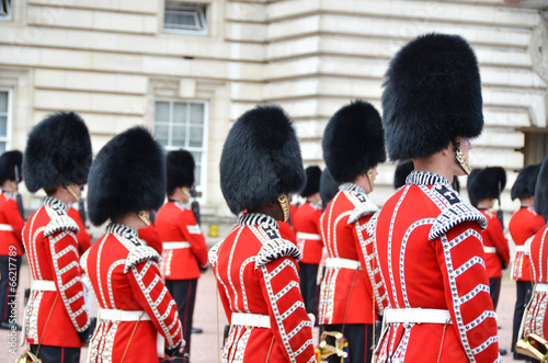 Fotomural LONDON, UK – JUNE 12, 2014: British Royal guards perform the C