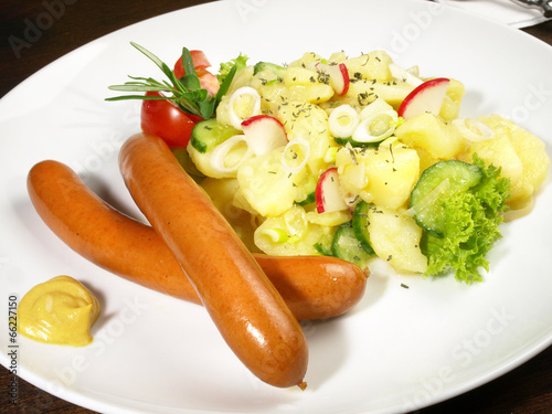 Wiener Würstchen mit Kartoffelsalat – Stock-Foto | Adobe Stock