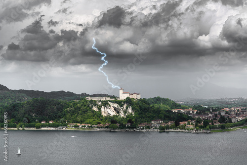 Fotografie, Obraz Lightning over the Fortress of Angera, Varese