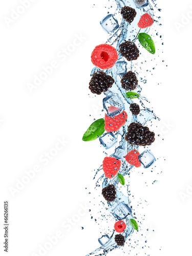 Fototapeta do kuchni Fresh berries with water splash