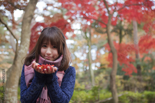 秋の紅葉の公園で落ち葉を手のひらに乗せる笑顔の女性 Buy This Stock Photo And Explore Similar Images At Adobe Stock Adobe Stock