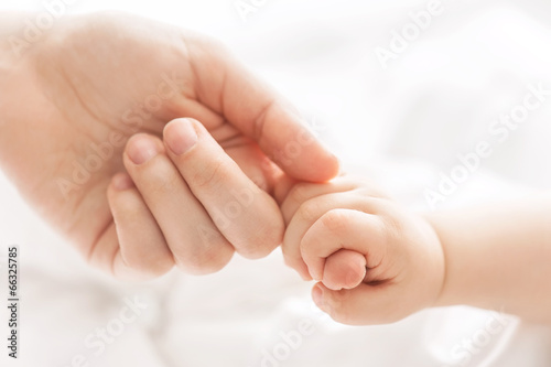 Plakat Ręka dziecka w ręce matki